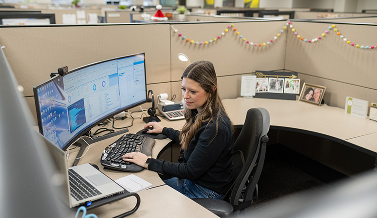 Mandi working in office